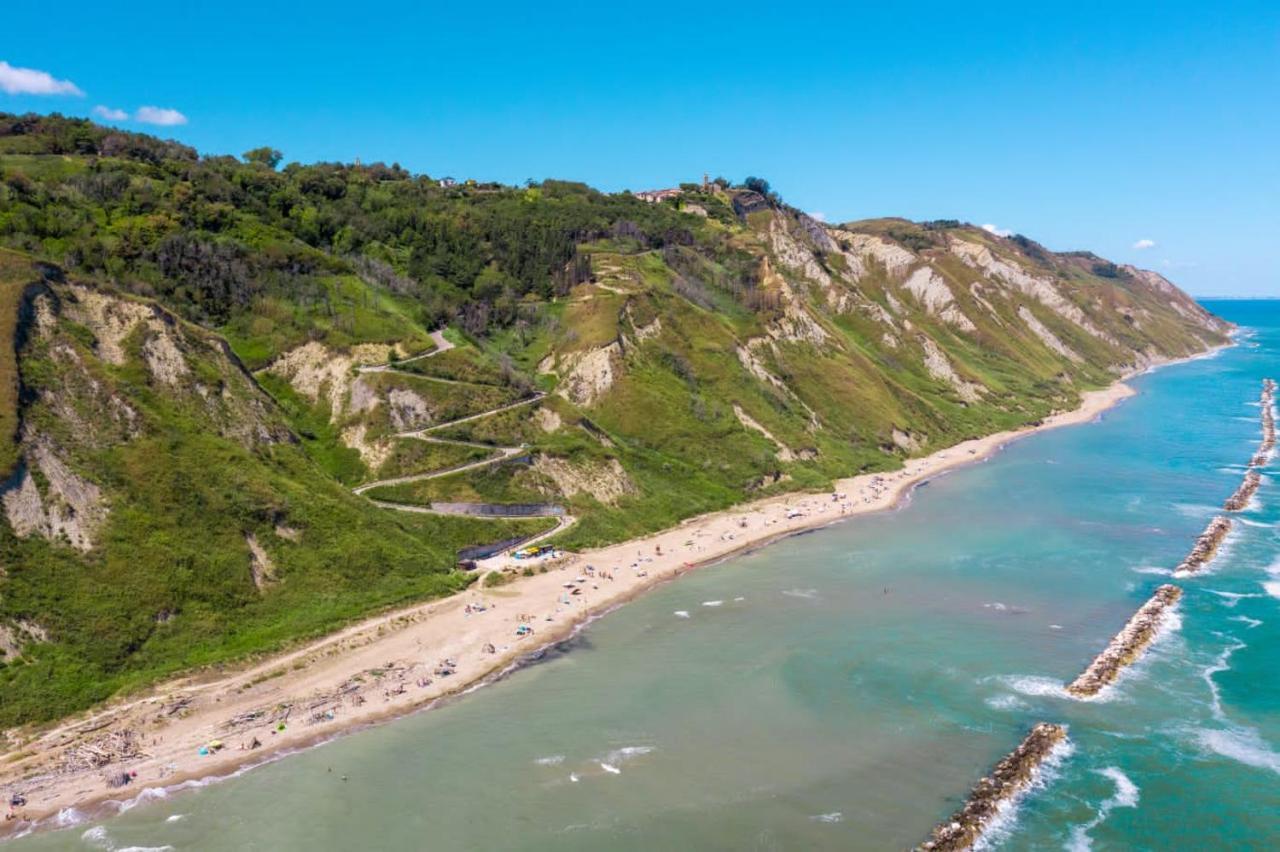 Il Mare In Collina - Le Ortensie Di Liliana Fiorenzuola di Focara Exterior foto